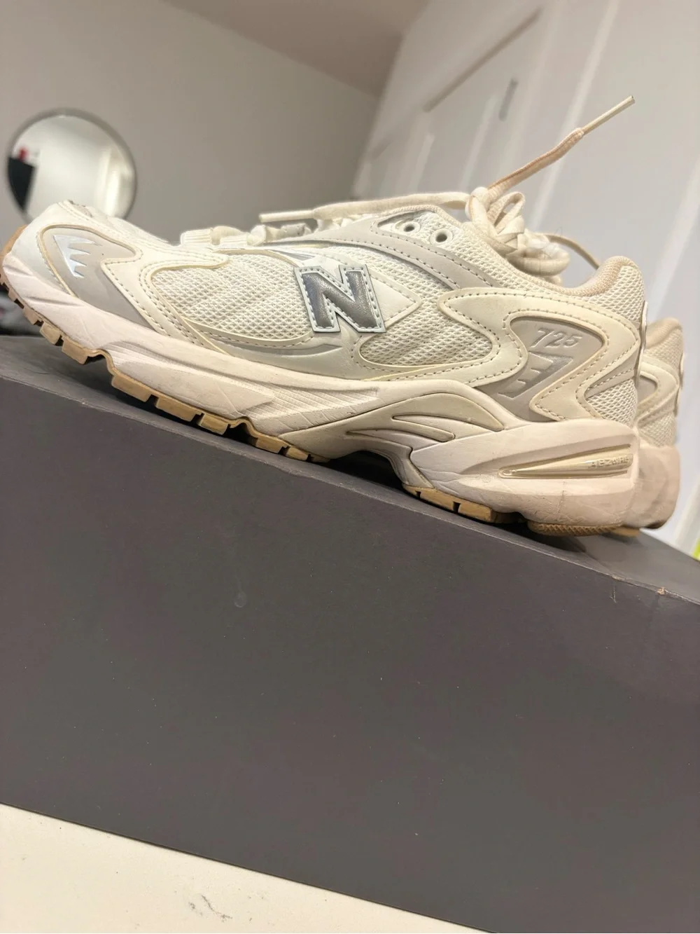 New Balance Women’s Cream/White 725 Classic Running Sneakers